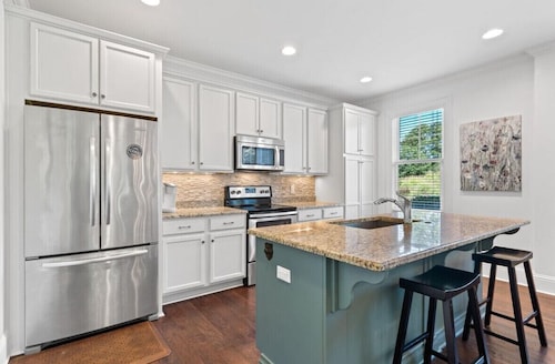 Stylish 3BR Retreat in Reynolds Landing - Greensboro GA