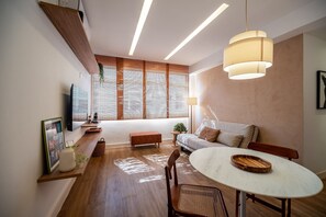 TV - Leblon | No coração do Leblon, 2 quartos a 300m da praia - por Casapē Rio (Rio de Janeiro)