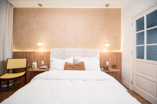 Leblon | No coração do bairro, 2 quartos a 300m da praia - por Casapē Rio