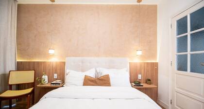 Leblon | No coração do bairro, 2 quartos a 300m da praia - por CasapÄ Rio