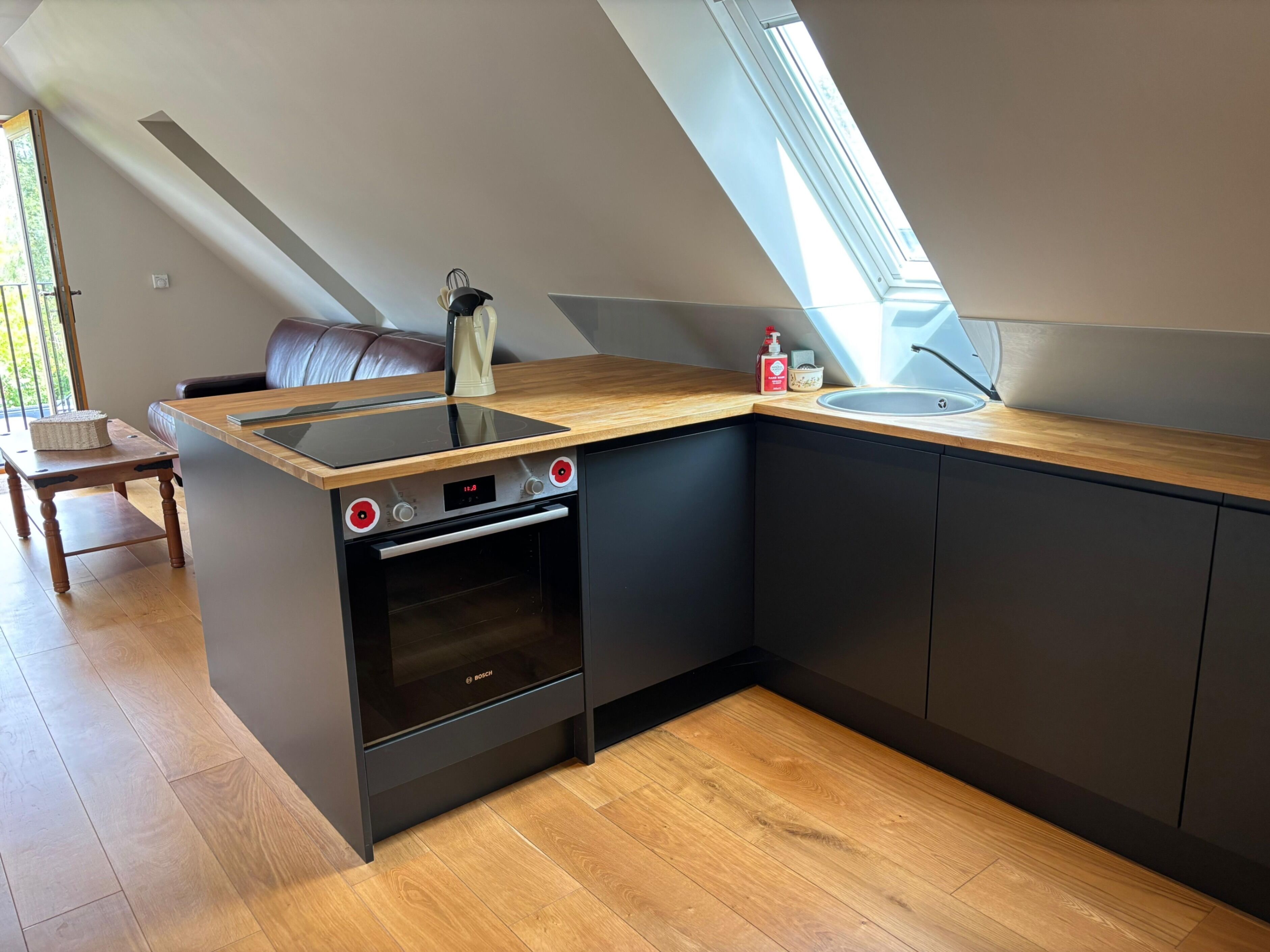 Fridge, oven, stovetop, electric kettle