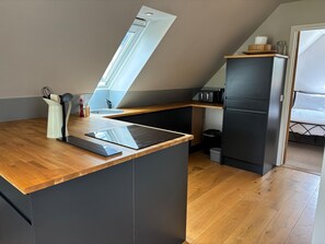Fridge, oven, stovetop, electric kettle