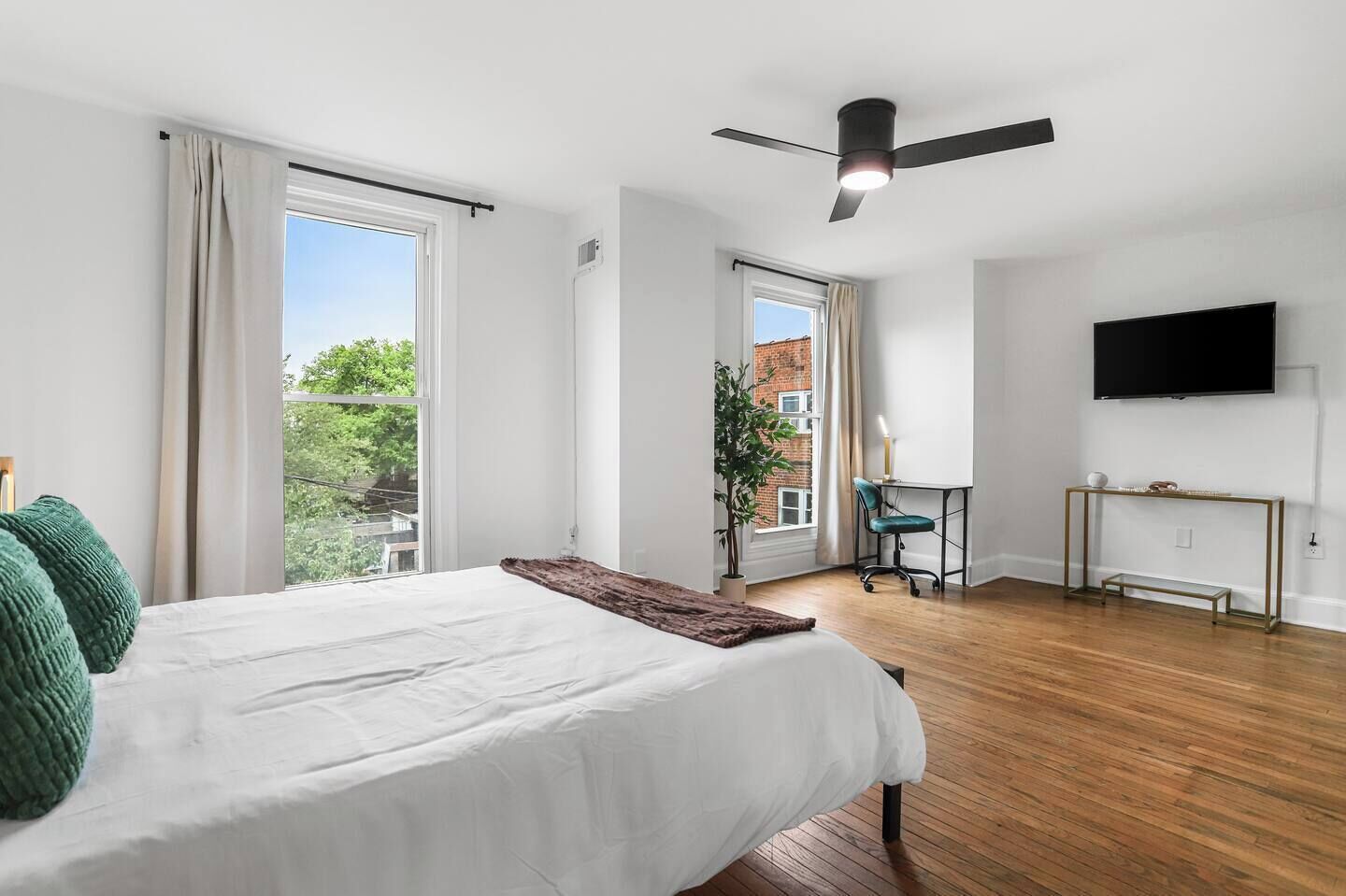 4 bedrooms, desk, iron/ironing board, travel cot