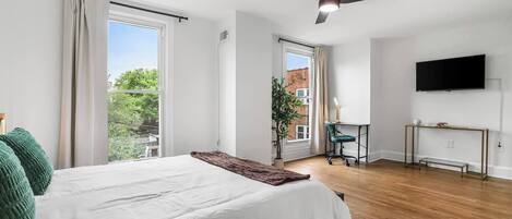 4 dormitorios, escritorio, tabla de planchar con plancha y cuna de viaje