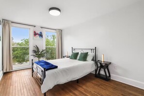 4 chambres, bureau, fer et planche à repasser, lit de bébé portatif