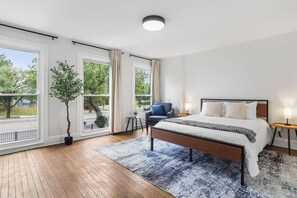 4 chambres, bureau, fer et planche à repasser, lit de bébé portatif