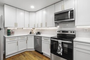 Køleskab, mikrobølgeovn, ovn, kogeplade