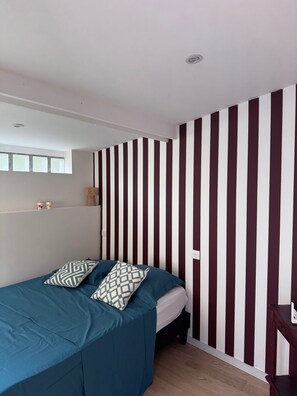 2 chambres, fer et planche à repasser, lit parapluie, draps fournis