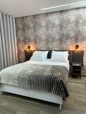 1 غرفة نوم ومكتب ومكواة/لوح كي وسرير سفر