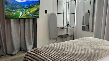 1 quarto, escrivaninha, ferros/tábuas de passar roupa, berço de viagem