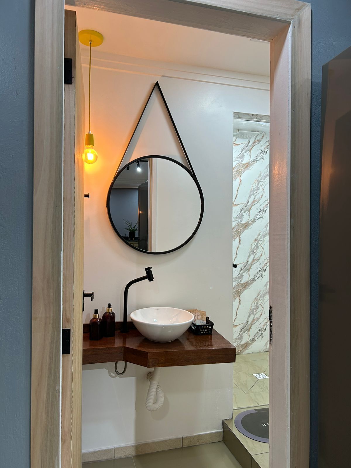 Doccia, asciugacapelli, asciugamani, sapone