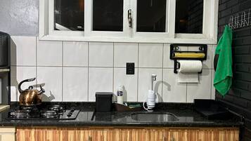 Geladeira, micro-ondas, fogão, cooktop