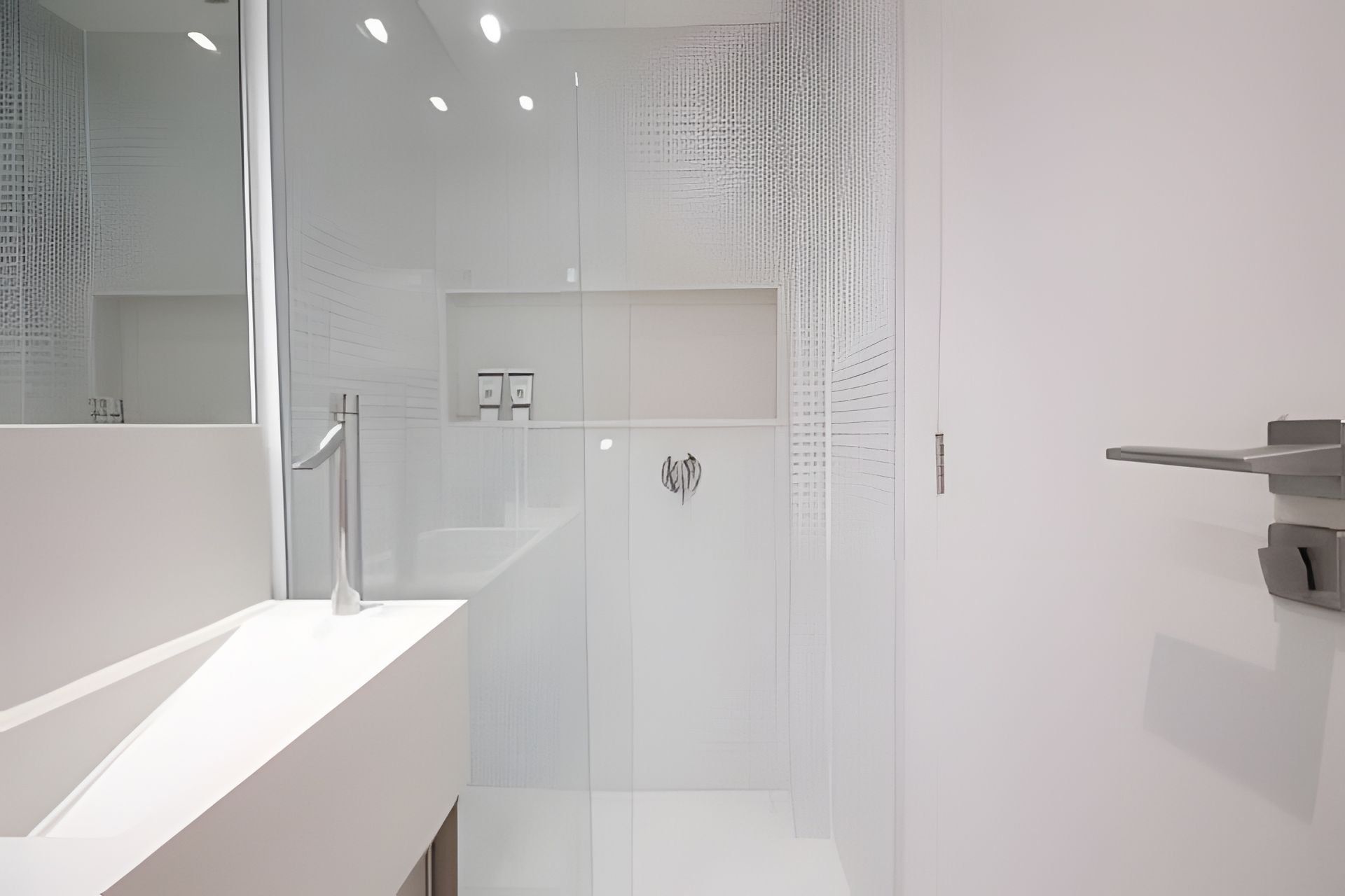 Een moderne badkamer met een wit wastafelmeubel, een douchecabine van glas en een spiegel.