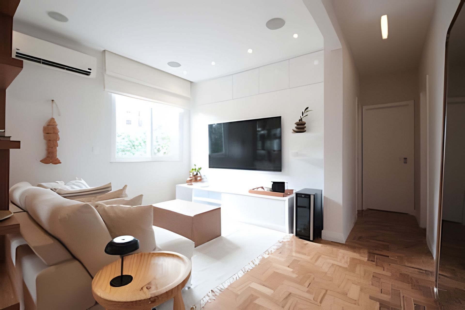 Een moderne woonkamer met een bank, salontafel en een klein houten bijzettafeltje.
