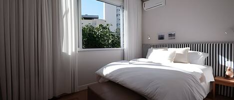 Cortinas blackout, tabla de planchar con plancha y wifi gratis