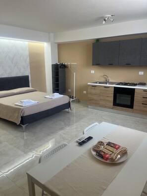 3 camere, una cassaforte in camera, una scrivania, ferro/asse da stiro