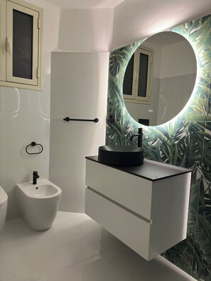 Shower, hair dryer, bidet, towels - Aunt Lisa home (Catania)