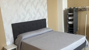 3 bedrooms, in-room safe, desk, iron/ironing board - Aunt Lisa home (Catania)