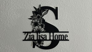 A wall decal with a floral design and the text "Zia Lisa Home." - Aunt Lisa home (Catania)