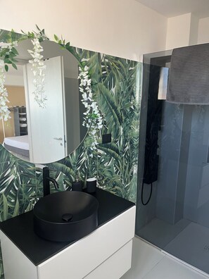 Dusche, Haartrockner, Bidet, Handtücher