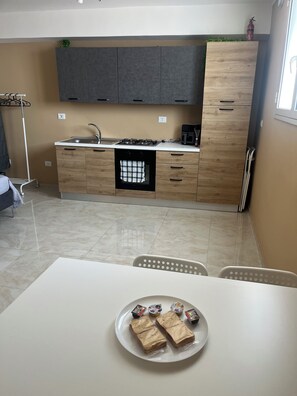 Kühlschrank, Mikrowelle, Ofen, Herdplatte