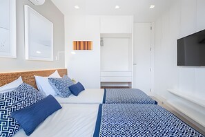 A hotel room with two beds, a TV, and a large window. - Rua Dias Ferreira, 646 - Tesouro Escondido no Leblon (Rio de Janeiro)