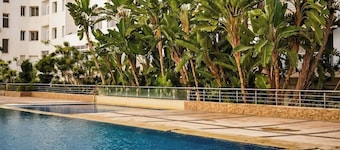 Fully-equipped studio, pool view.