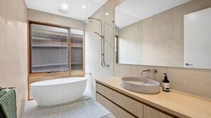 Shower, towels - Reserve House on Riverside (Torquay)