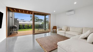 Smart TV - Reserve House on Riverside (Torquay)