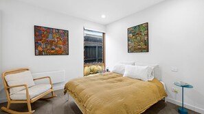 3 makuuhuonetta, työpöytä, ilmainen Wi-Fi, vuodevaatteet