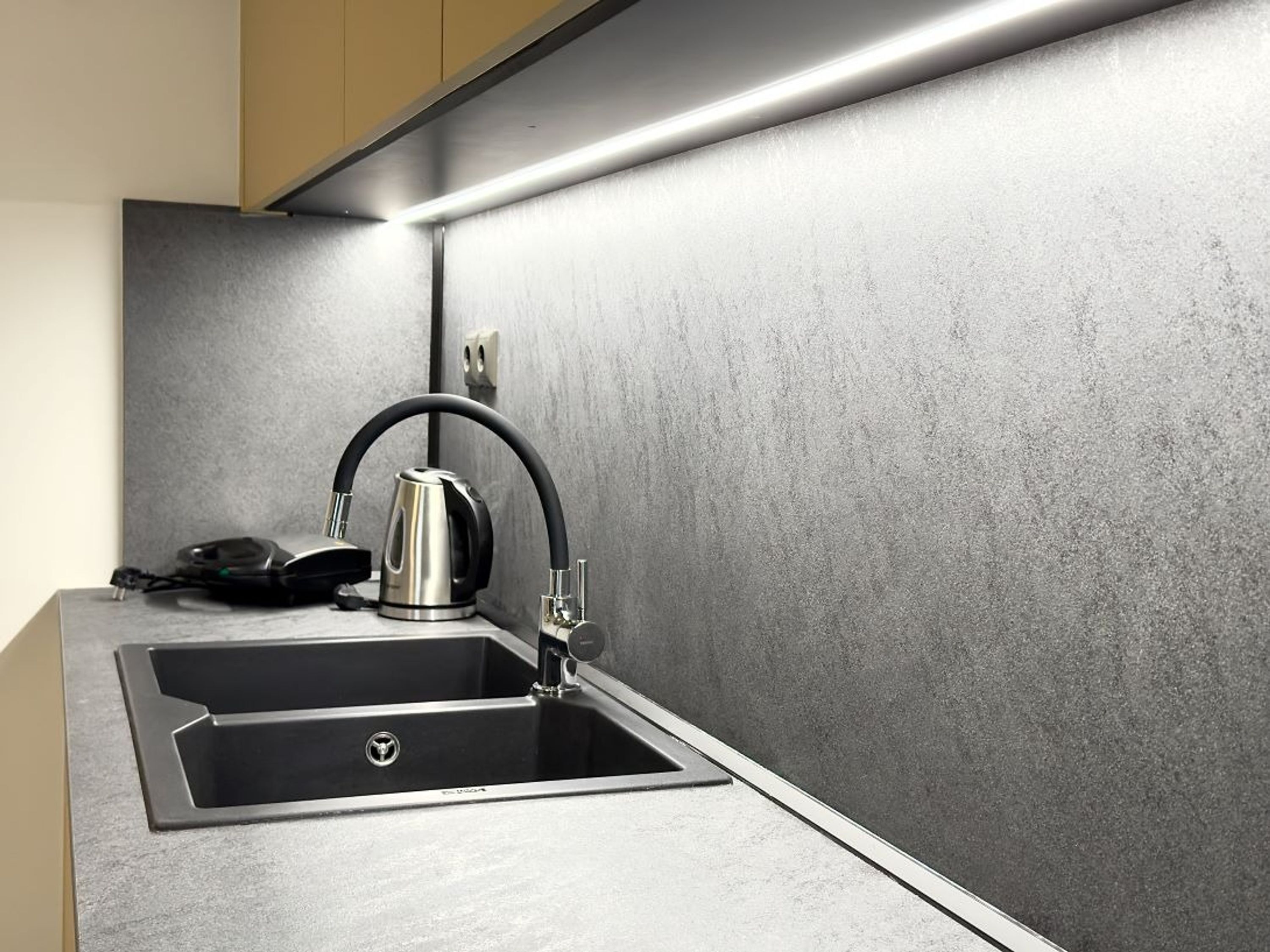 Frigorífico, horno, placa de cocina y cafetera o tetera