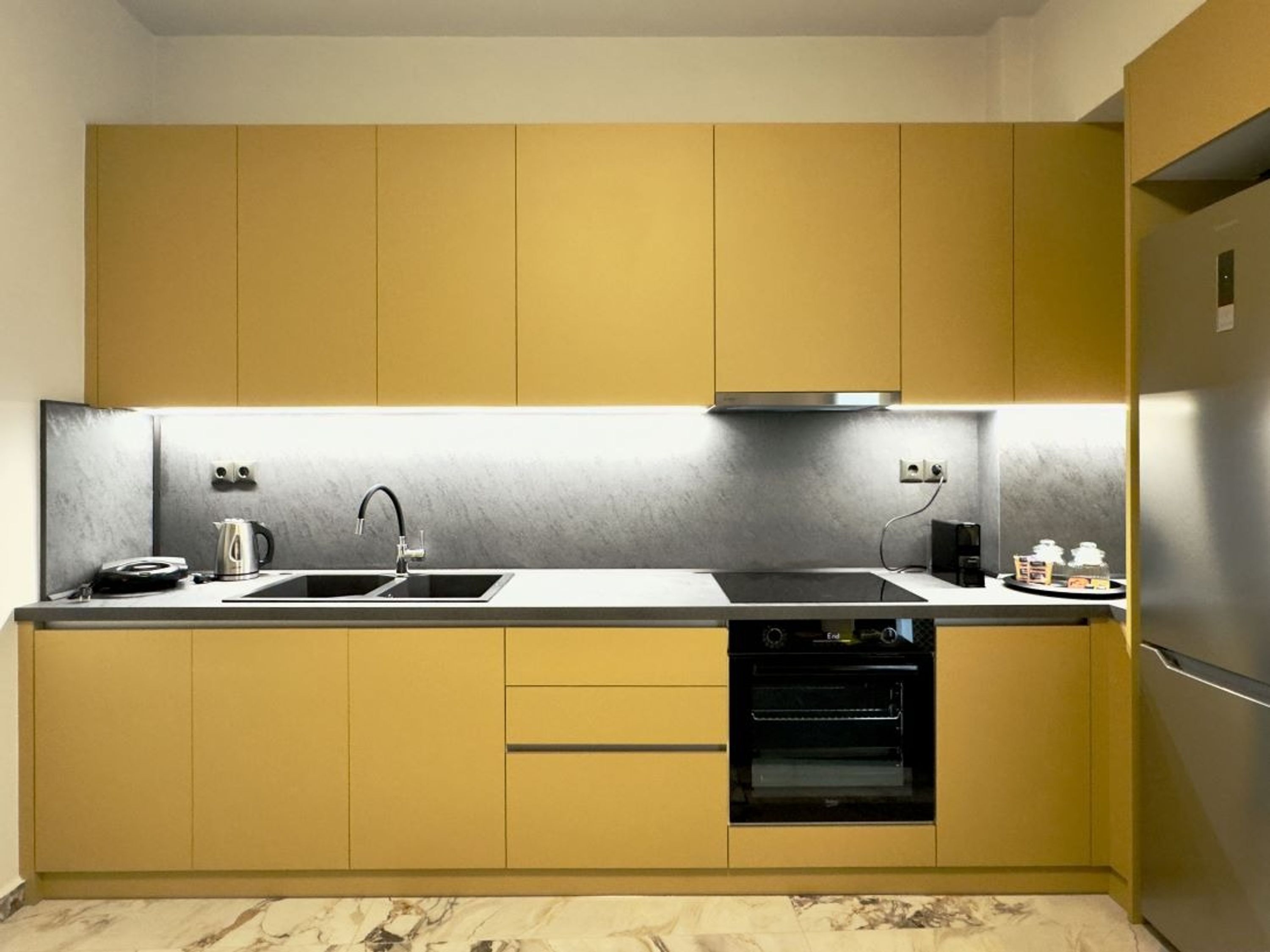 Frigorífico, horno, placa de cocina y cafetera o tetera