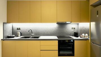 Jääkaappi, uuni, liesi, kahvin-/teenkeitin