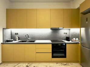 Jääkaappi, uuni, liesi, kahvin-/teenkeitin