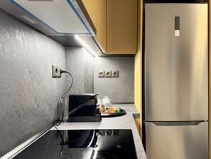 Fridge, oven, stovetop, coffee/tea maker