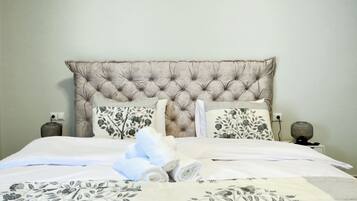 1 habitación, escritorio, tabla de planchar con plancha y cuna de viaje