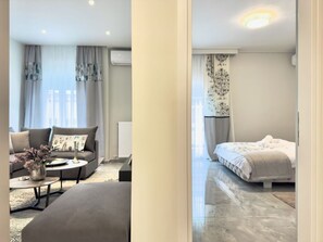 1 slaapkamer, een bureau, een strijkplank/strijkijzer, reisbedje