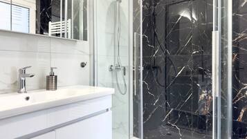 Een douche, een haardroger, handdoeken