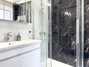 Ducha, secador de pelo y toallas