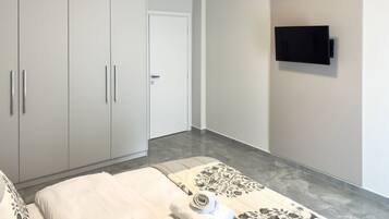 Escriptori, planxa i posts de planxar i un bressol de viatge