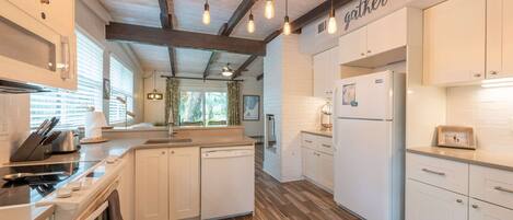 ثلاجة، ميكروويف، فرن، موقد طهي مسطح