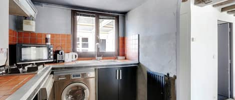 Deluxe Apartment | Private kitchen | Stovetop, cookware/dishes/utensils