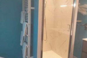 Een douche, een haardroger, handdoeken, zeep