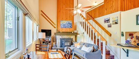 电视、壁炉、书