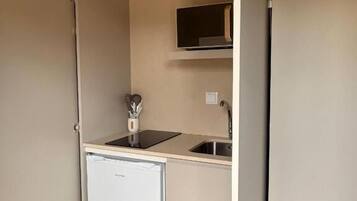 Deluxe Studio | Private kitchen | Fridge, microwave