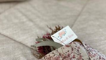 Una cama con ropa de cama de estampado floral y una etiqueta que dice "Bodas de Rio".