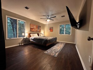 3 habitaciones, tabla de planchar con plancha, wifi y ropa de cama