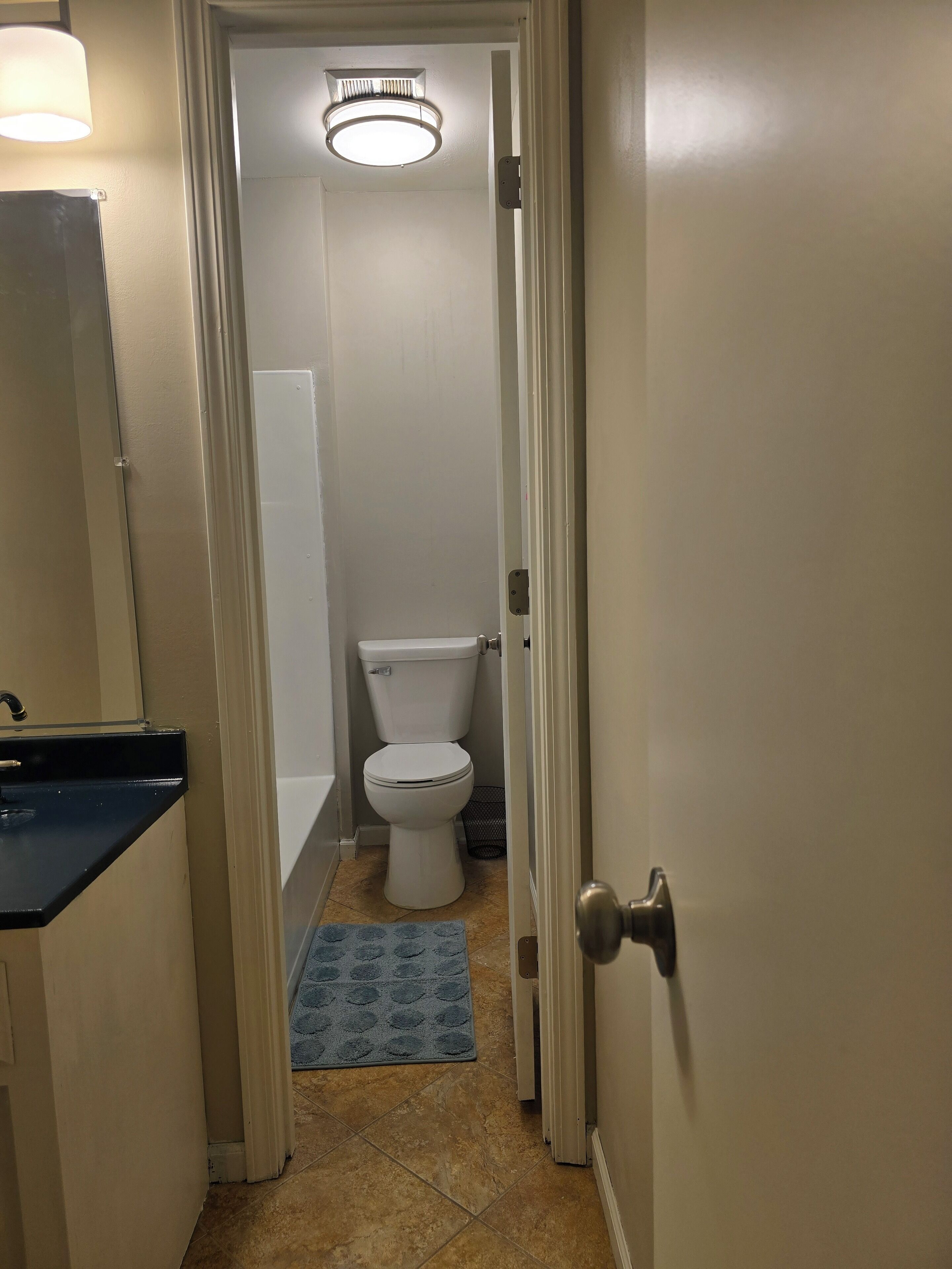 Un baño pequeño con inodoro, lavabo y zona de ducha.