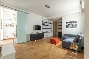 Appartement Classique, 1 grand lit et 1 canapé-lit | Coin séjour | Télévision de 30 pouces avec chaînes par satellite