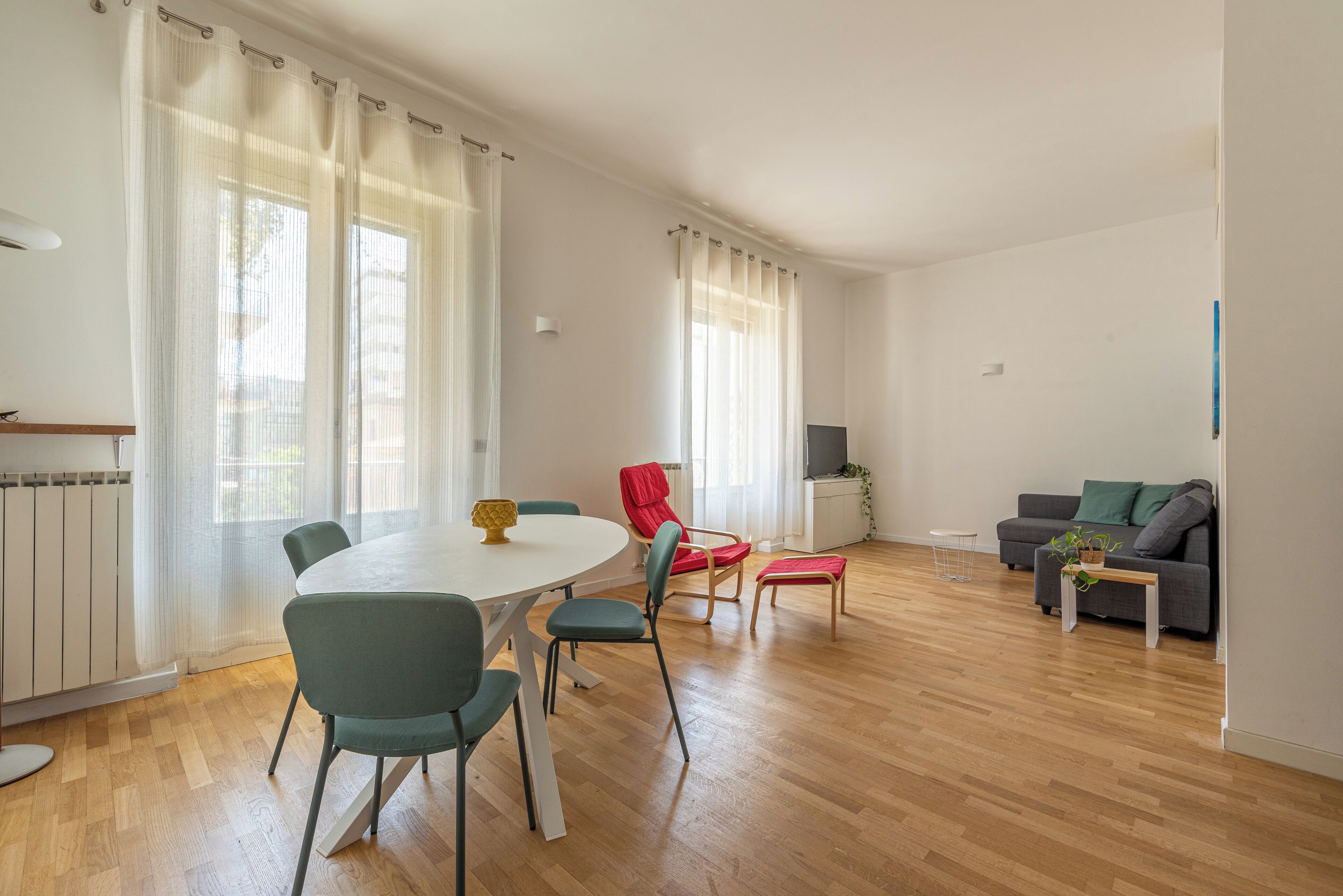 Appartamento Comfort, 1 letto matrimoniale con divano letto, balcone | Area soggiorno | TV 30 pollici con canali satellitari